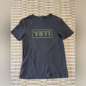 Men’s Small Camo Logo Badge Yeti T-Shirt in EUC